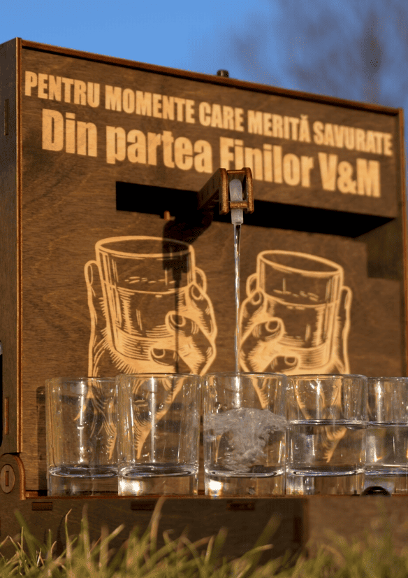 Наливатор DrinkMaker с гравировкой разливает по рюмкам